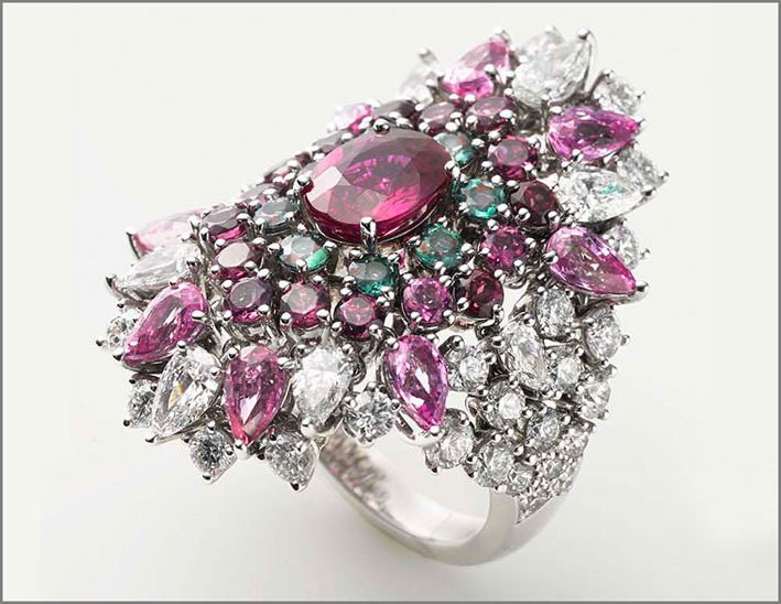 Mikimoto, alta gioielleria: anello in platino, rubino, zaffiro, granato, alexandrite, diamante