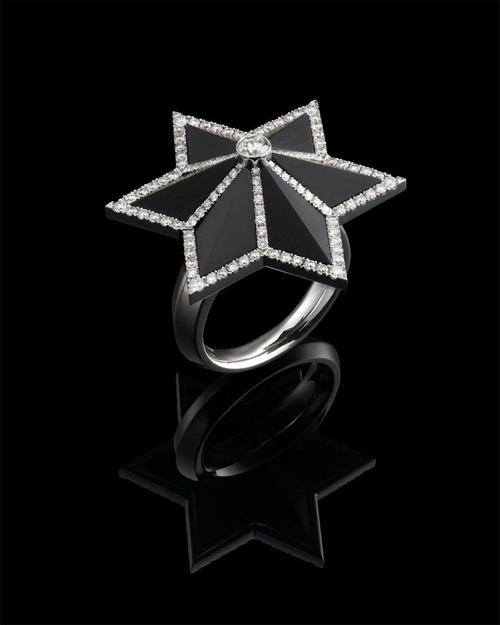 Anello a forma di stella in oro bianco, diamanti e vetro acrilico