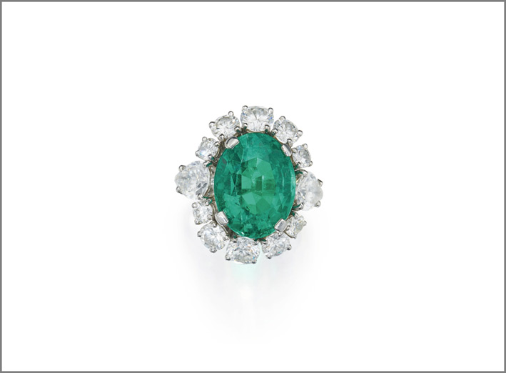 Anello con diamanti e smeraldo ovale di 7,35 carati