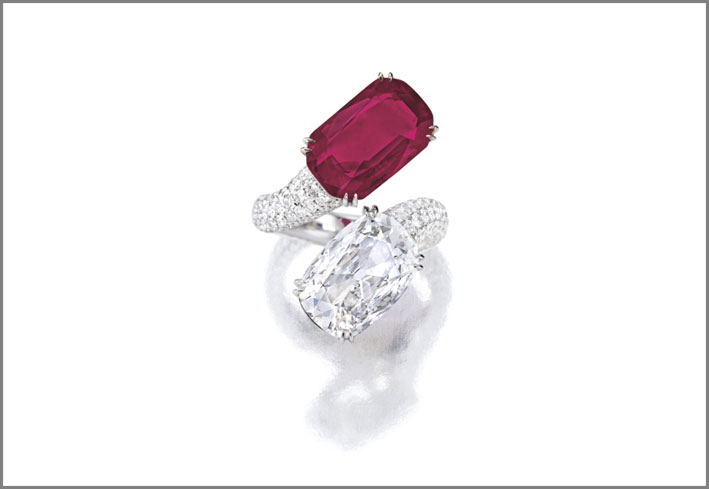 Anello Toi et Moi con rubino a forma di cuscino di 6 carati e diamante di 4,25 carati