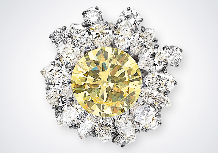Clip con diamante fancy intense yellow di 4,66 carati