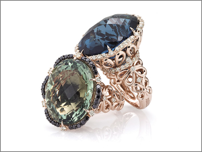 A sinistra, anello in oro rosa, diamanti neri, ametista verde. A destra, oro rosa, diamanti, topazio azzurro