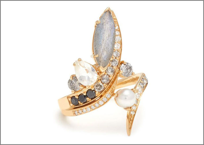 Collezione Flying Flowers: anello in oro giallo con perla, diamanti bianchi e grigi, labradorite
