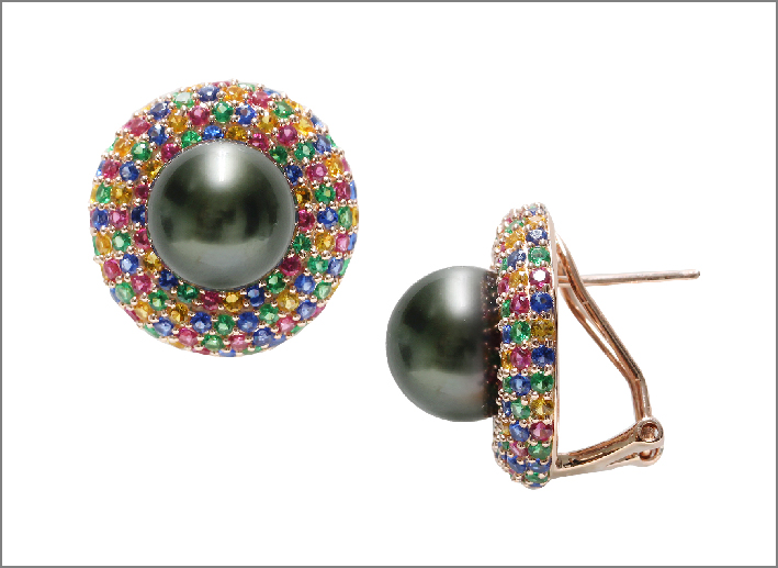 Orecchini con perla di Tahiti e zirconi colorati della collezione Turandot