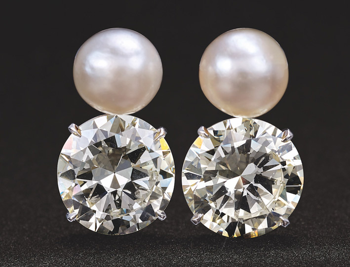 Orecchini in oro bianco, con diamante taglio brillante da 15 carati e due perle naturali di 13 millimetri