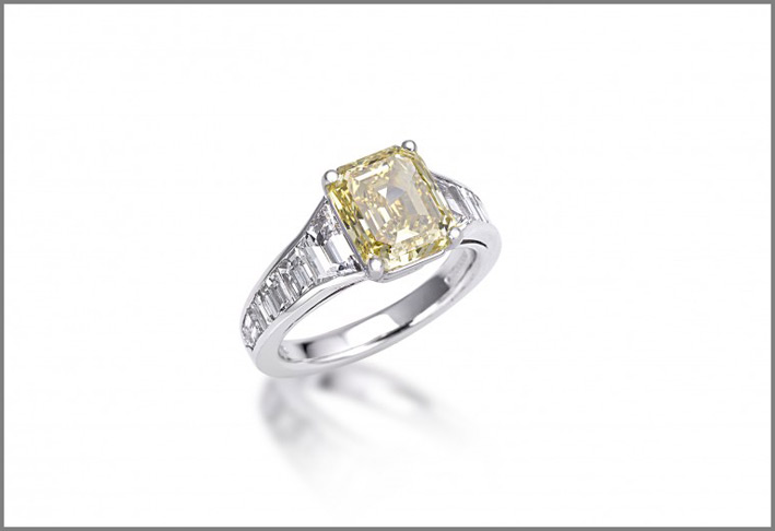 Anello Toi et Moi in diamanti bianchi e diamante fancy yellow taglio smeraldo