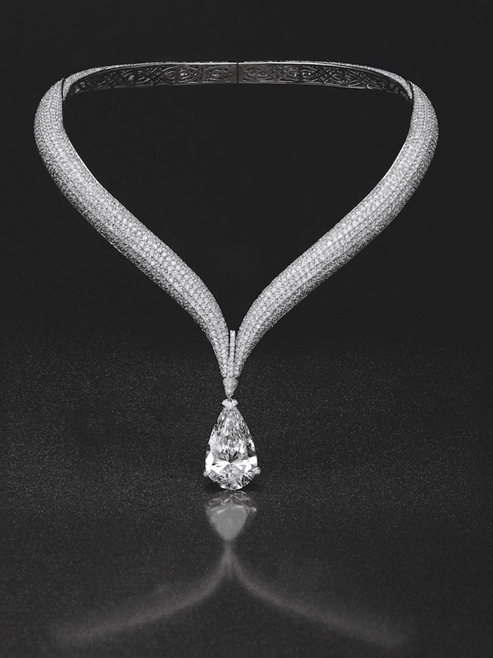 collier stile Art Déco in platino con diamanti taglio brillante di per un totale di 25 carati, con diamante centrale pendente
