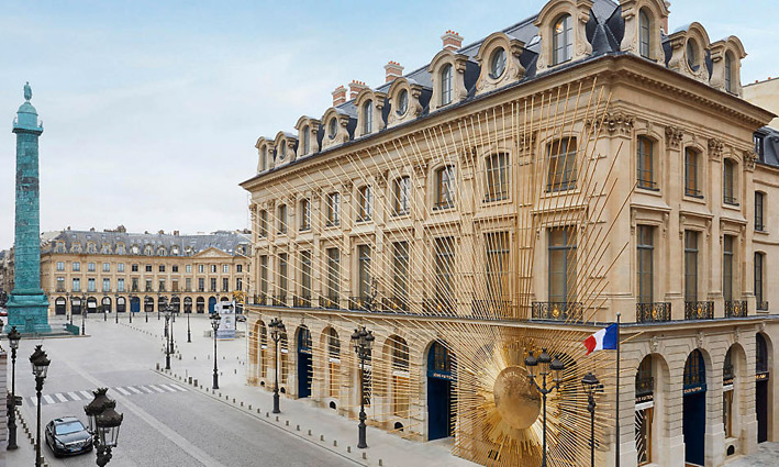 Esterno dello store Louis Vuitton di Place Vendȏme, a Parigi