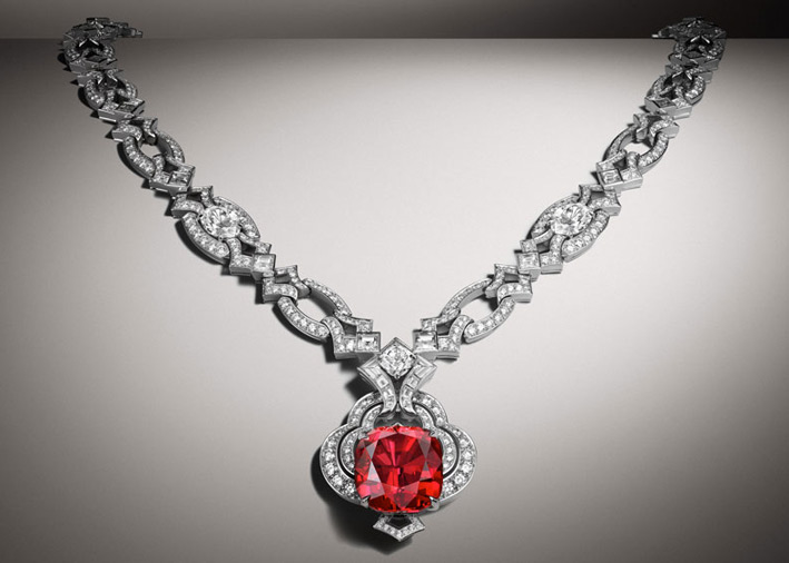 Louis Vuitton, alta gioielleria, collier in oro, diamanti e spinello di 20 carati