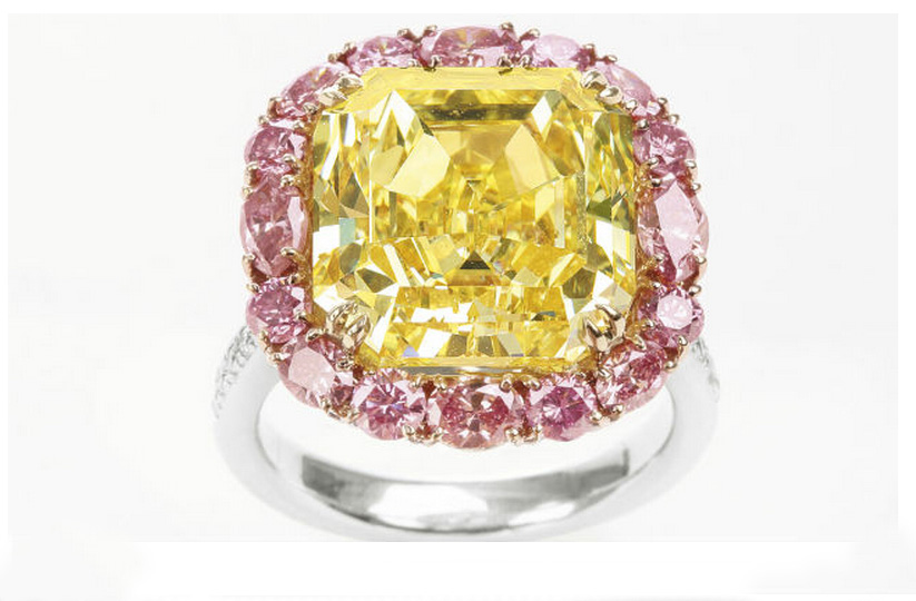 L'anello Blushing Gold, 13,10 carati, con un diamante giallo  e diamanti rosa ad anello. È valutato 900mila dollari