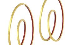Londra-Parigi, design per dieci 9 Créoles Swirl Hoop en argent plaqué or et ceramit émail à basse température Karola Torkos 270 €