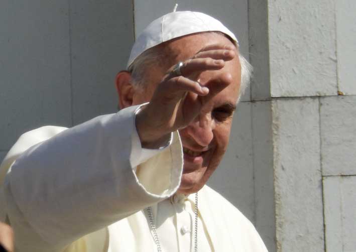 Papa Francesco con indosso l'anello