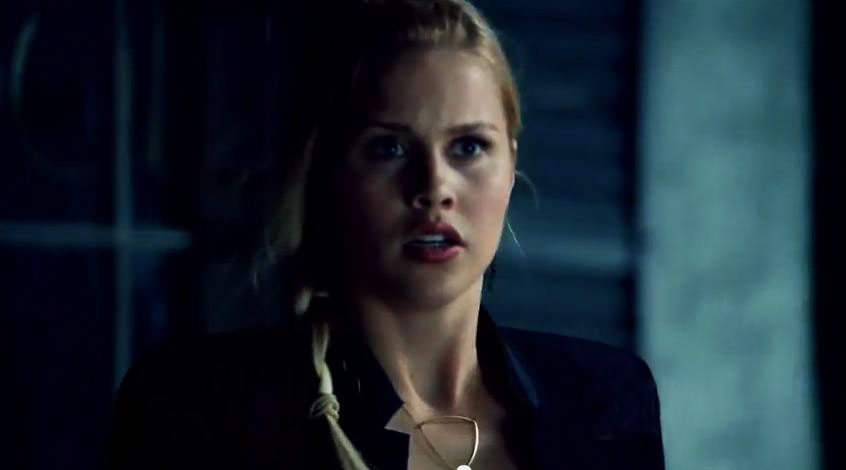 Rebekah Mikaelson  con la collana triangolare
