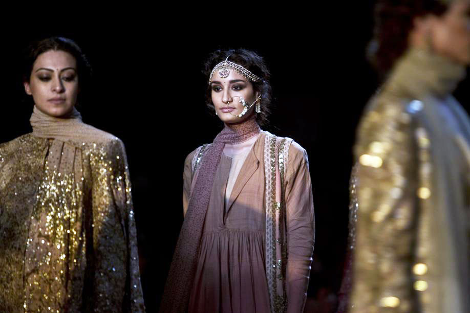 Una creazione del designer Sabyasachi durante la Delhi Couture Week a New Delhi