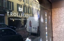 La vetrina del flagship store di via Pontaccio, a Milano