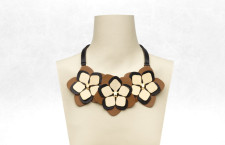 BLOSSOM NECKLACE Nappa necklace cominig in a combination of nappa and metal flowers. Made in Italy. Product code 8AG320 N7D K3M 800
