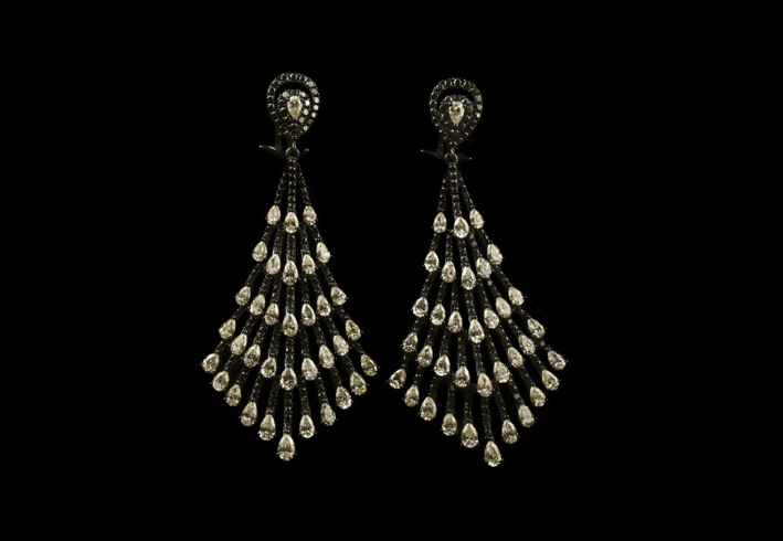 Orecchini con oro grigio e diamanti, India anni Ottanta