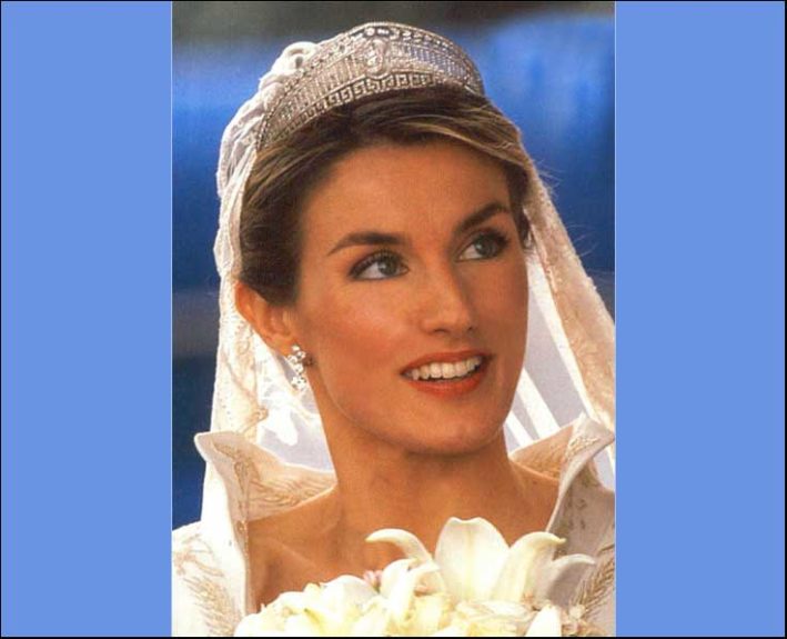 Letizia Ortiz indossa la tiara prussiana il giorno delle nozze con Felipe di Borbone