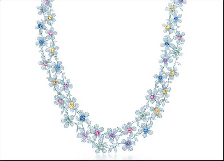 Collana con oltre 47 carati di zaffiri colorati e oltre 27 carati di diamanti taglio brillante montata in platino
