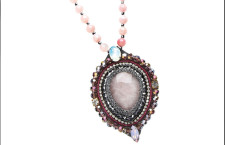 collana con maxi ciondolo di quarzo rosa illuminato da strass e cristalli. euro 8800