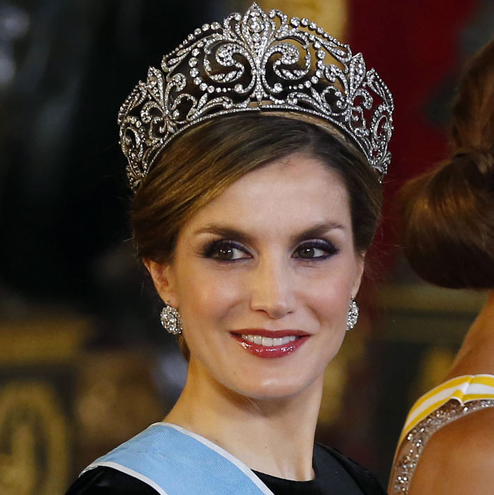 La tiara regalata dall'ex dittatore Francisco Franco alla allora regina di Spagna, Sofia, e ora indossata da Letizia