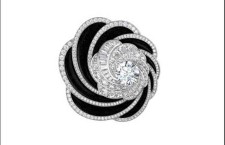 De Beers, collezione Aria, anello con un diamante taglio brillante centrale circondato da diamanti taglio brillante e baguette e pavé di avventurina