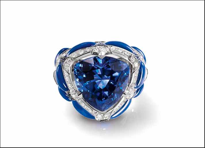 Chaumet Lumières d’Eau: anello in oro bianco, con diamanti, zaffiri, lapislazzuli e una tanzanite centrale taglio di 16.50 carati