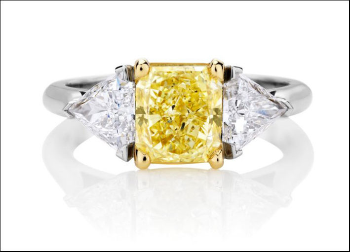 Anello con diamante giallo intenso taglio smeraldo e due diamanti bianchi taglio trillion