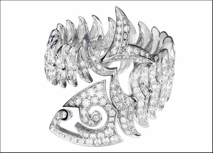Stephen Webster, collezione Julius Verne: anello pesce gatto in oro bianco 18 carati con diamanti bianchi