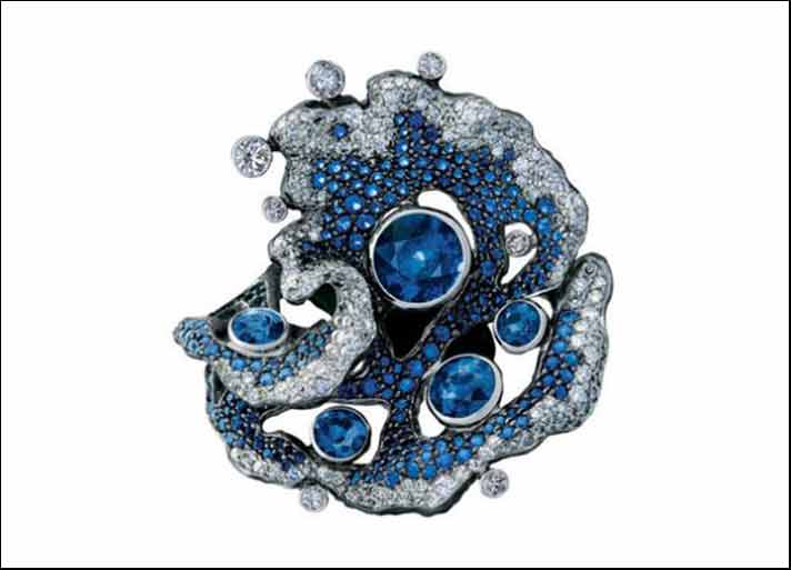 Jewellery Theatre, collezione Elements: anello in oro bianco e nero con 288 diamanti, 4 zaffiri ovale e a pera da 1,20 carati ciascuno e 423 zaffiri piccoli