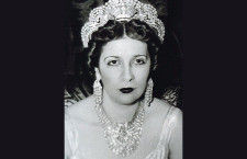 La regina madre Nazli, con una tiara e un girocollo della sua enorme collezione
