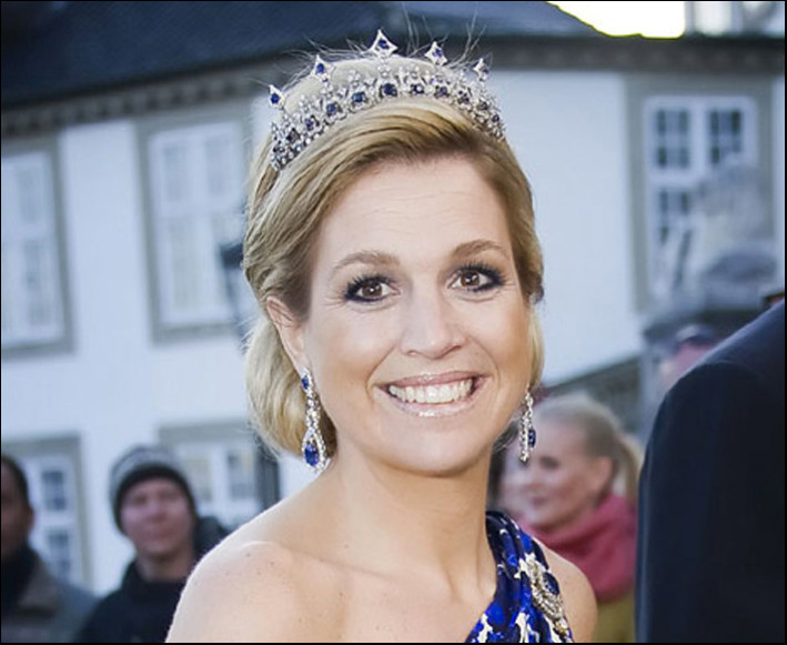 Maxìma d’Olanda con la collana della parure di zaffiri indossata come tiara
