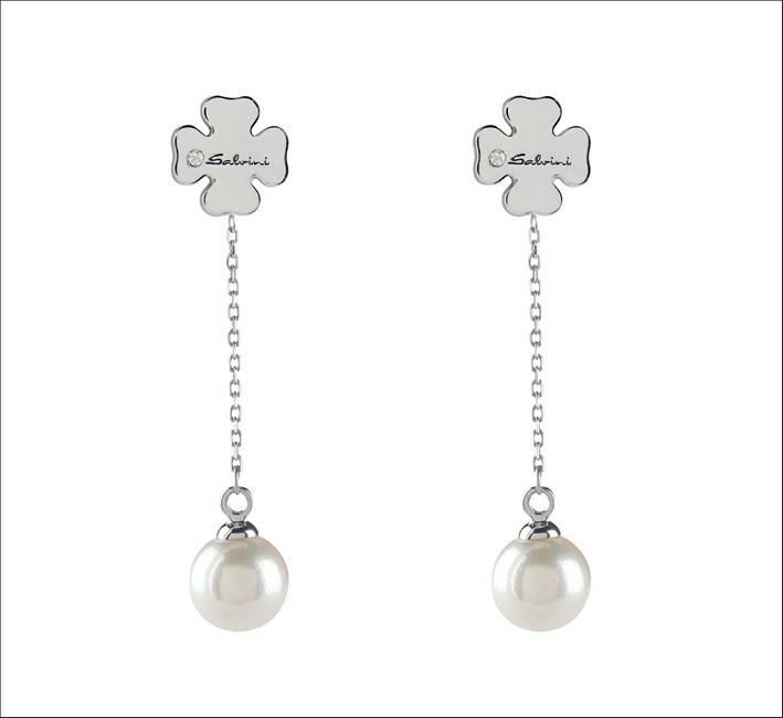 Salvini con dedica 5 Salvini, collezione Minimal Fashion. Orecchini quadrifoglio in oro bianco con perle di fiume e dettagli in diamanti.