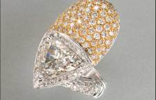 nello contrariè in oro giallo e bianco con diamante triangolare sfaccettato carati 3,05