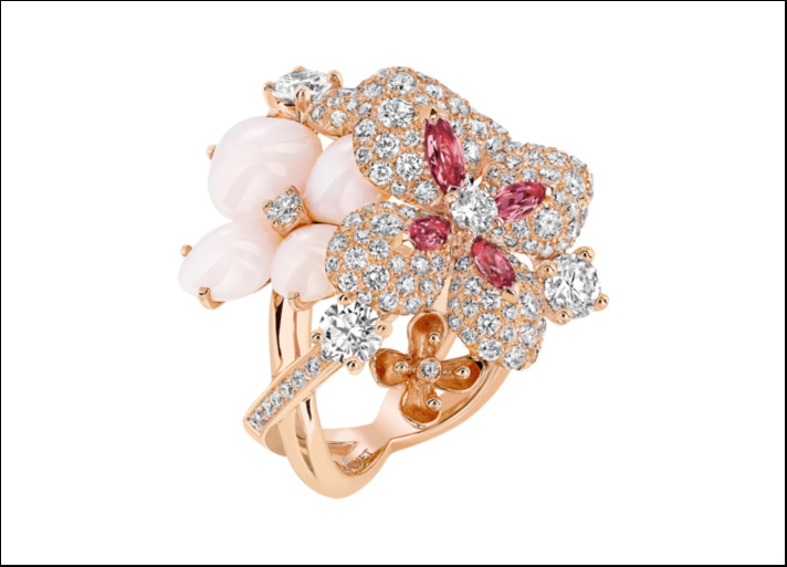 Anello Hortensia: oro rosa 18 carati, 199 diamanti taglio brillante, opali rosa e peau d’ange, 4 tormaline rosa taglio navette, 1 zaffiro rosa rotondo.