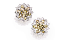 Orecchini di Van Cleef con due grandi diamanti brown centrali di 7-8 carati. Stima: 80 - 120 mila euro