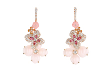 Orecchini Hortensia: oro rosa 18 carati, 244 diamanti taglio brillante, opali rosa e peau d’ange, 8 tormaline rosa taglio navette