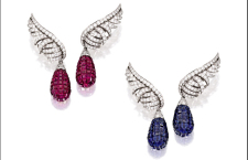 Orecchini di Van Cleef in platino e diamanti taglio brillante con pendenti intercambiabili di rubini e zaffiri calibrè-cut. Stima: 160-230 mila euro
