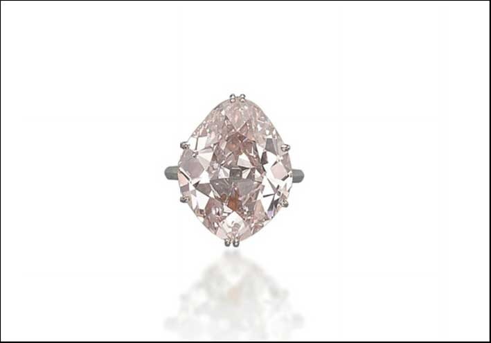Anello con diamante fancy, venduto per 2,8 milioni di euro