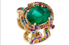 Fabergé Rococo, anello con smeraldo di Zambia in oro giallo e pietre multicolore taglio rotondo