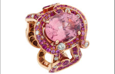 Fabergé Rococo, anello con spinello rosa in oro rosa, diamanti bianchi e zaffiri rosa taglio rotondo.
