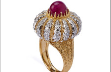 Gianmaria Buccellati, anello a turbante in oro colori diversi, con rubino cabochon e brillanti 1974