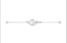 Chanel Comètes, bracciale Voie Lactée, con 53 diamanti taglio brillante e 23 perle bianche coltivate del Giappone, e montatura in oro bianco a forma di stella