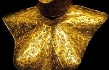 Sala Futuro: collare Cervical Collar Olga Noronha 2007. Lastra in oro spianata a mano, argento