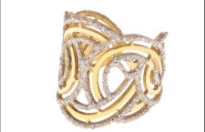 Vanitè: dettaglio anello in argento dorato e glitter. Prezzo: 44,90 euro