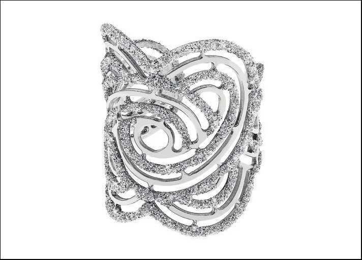 Vanitè: anello in argento rodiato e glitter. Prezzo: 44,90 euro