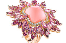 Damiani Vivaldi, anello Estate in oro rosa con opale rosa tagliato cabochon, zaffiri rosa e diamanti bianchi