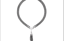 Chanel Comètes, collana Nuit de diamants, con 97 diamanti taglio brillante e 501 perle di spinelli neri e montatura in oro bianco a forma di stella