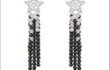 Chanel Comètes, orecchini Nuit de diamants, con 46 diamanti taglio brillante e 110 perle di spinelli neri e montatura in oro bianco a forma di stella