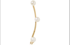 Ana Khouri, earcuff con tre perle bianche in oro 18 carati. Prezzo: 2380 euro